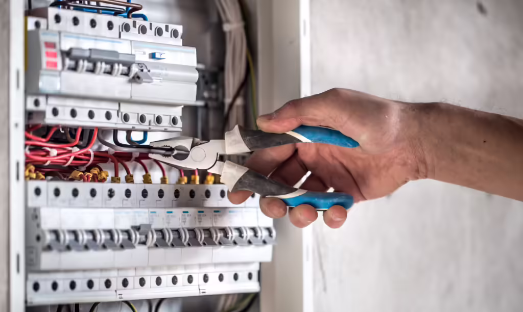 ¿Qué es un breaker y cómo elegir el amperaje correcto? 2 electrical-technician